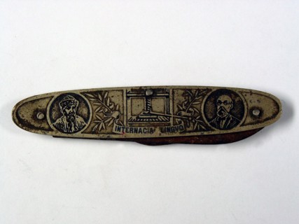 Couteau en métal de la Maison Gloton en faveur de l’espéranto, environ 8 cm, milieu du 20e siècle.