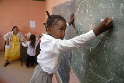 Ecolière africaine en classe