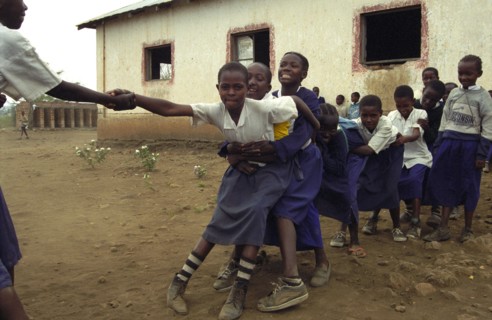 Enfants jouant dans la cour de récréation, 2007