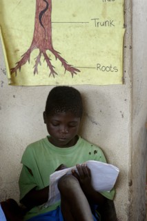Elève prenant des notes sur son cahier, 2004