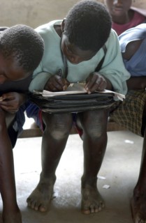 Elève prenant des notes sur son cahier, 2004