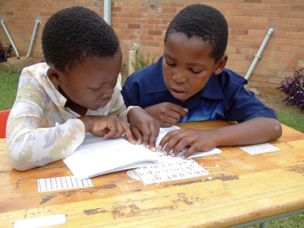 Ecoliers apprenant à lire