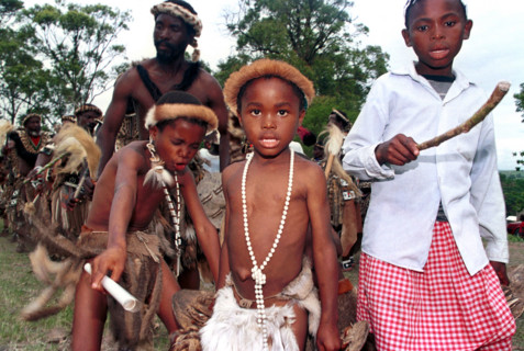 12/2003 Gingindlovu, KwaZulu-Natal, South Africa
shembe kids, shembe children, traditional