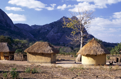 AFRICAN HUTS, RUTENGA, ZIMBABWE