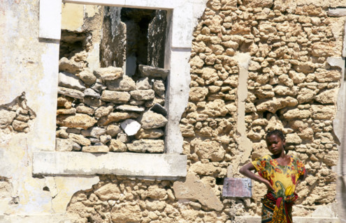YOUNG GIRL WEARING KAPULANA, ILHA DE MOZAMBIQUE, MOZAMBIQUE