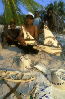 OY WITH CURIOS, BAZARUTO, MOZAMBIQUE