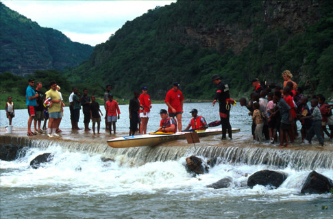 Doctor Khumalo and Oscar Chalupsky, 1999 Dusi Canoe Marathon