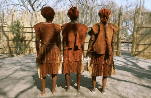 Three ladies in traditioal leather dress
\n