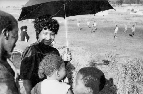 Winnie Mandela assistant à un match de football du club Mandela