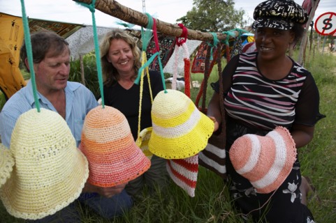 Touristes qui achètent des bibelots et de l'artisanat