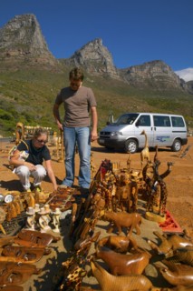 Artisanat et bibelots à vendre à côté de Camps Bay, Afrique du Sud