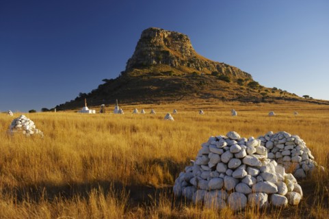 Monticules de pierres blanches servant de mémorial, Afrique du Sud