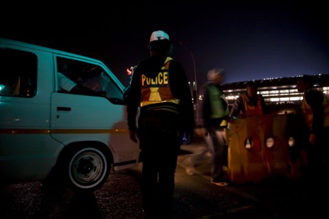 Un chauffeur de taxi attend pour passer la barricade de police, Afrique du Sud