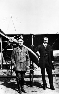 Louis Blériot (1872-1936) (à droite), aviateur français