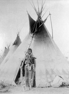 Jeune indien posant devant son tipi vers la fin du 19e siècle