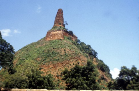 Stupa, sanctuaire bouddhiste a Abeygyriya, Sri Lanka