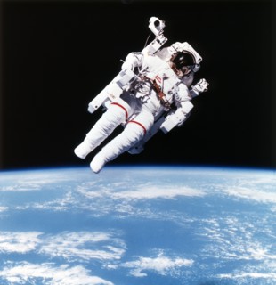Photograph showing the US Astronaut Bruce McCandless on Mission 41-B on extravehicular space movement