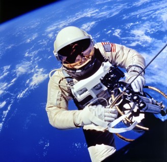 L'astronaute americain Edward H. White II dans l'espace