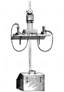 Le telephone a pastille de carbone d'Edison : transmetteur / recepteur avec batterie a la base de l'appareil