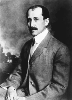 Wright, Orville (1871-1948)
Pionnier americain de l'aeronautique, cadet des freres Wright