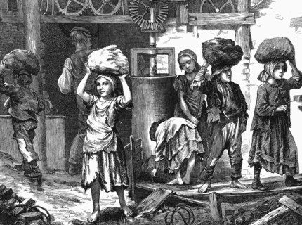 Enfants transportant de l'argile dans les briqueteries du Midlands, en Angleterre