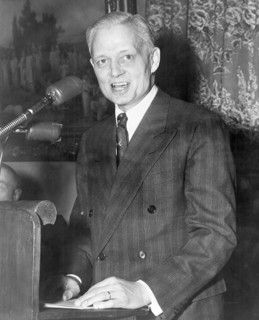 Sherman Adams (1899-1986) prononçant un discours
