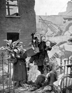 Londoniens sur les ruines de leur maison.