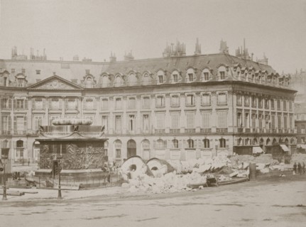 Photograph depicting the collapse of the column in the Place Vendome