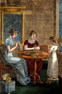 Des Femmes et une Petite Fille Font des Chapeaux en Paille Tressée