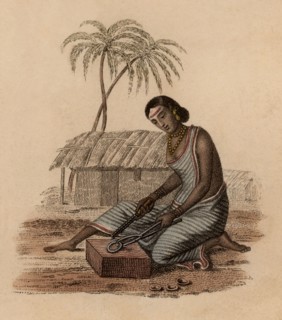 Femme d'un dinandier indien corrigeant les imperfections d'un petit objet en laiton