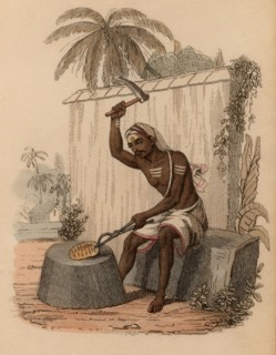 Dinandier indien en train de marteler un morceau de laiton pour former un objet