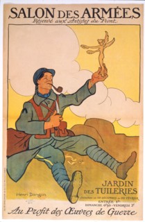 Première guerre mondiale : Un soldat français tient une statue de la victoire