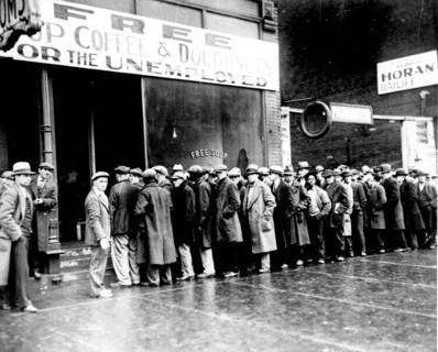 Hommes au chômage faisant la queue