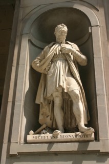 Statue de Michel-Ange à l'extérieur du Palais Uffizi