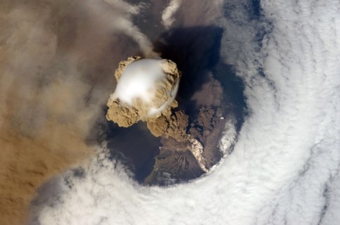 Eruption du volcan Sarytchev