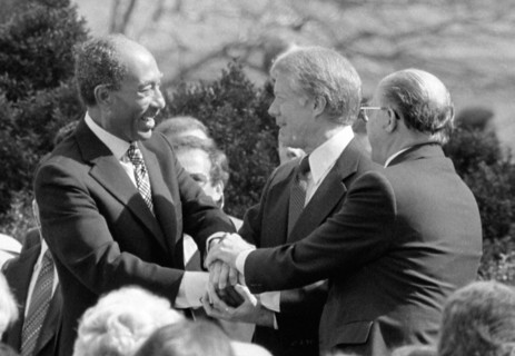 Le président égyptien Anwar Sadat, le président américain Jimmy Carter et le premier ministre israélien Menachem Begin