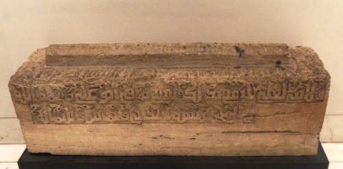 Crested grave cover found at Siraf