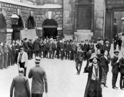 Line waiting in the courtyard of the Bank of England