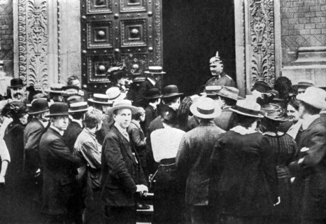 Crowd waiting to draw money from the Imperial Bank