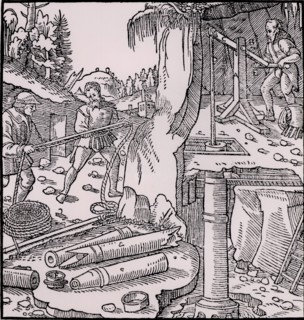 Draining a mine by means of a suction pump