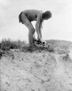 Hu ka-lowa pifire-carrier bringing the skull 1908