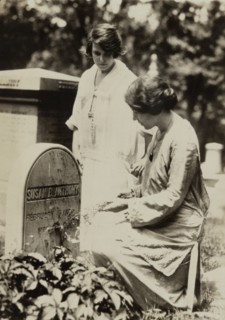 Anita Pollitzer and Alice Paul at Susan B. Anthony's gravesite