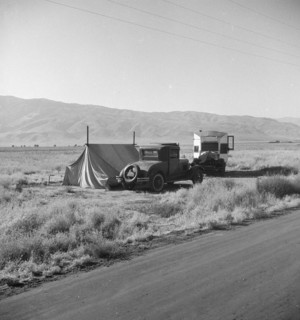 Transient potato workers camping along the highway, 1935