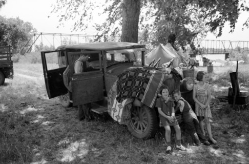 Camp of migratory workers in Arkansas River bottoms, Muskogee County, Oklahoma by Russell lee, 1903-1986, dated 19390101