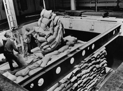 Relief food for Tunisia leaves United States, 1943