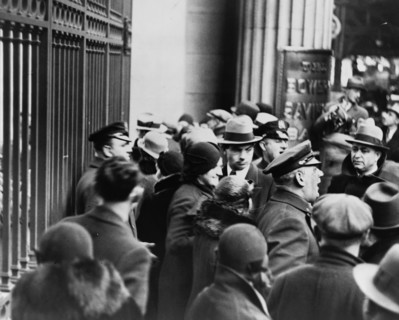 Police announce the news to depositors that the bank is closed. 1933 .