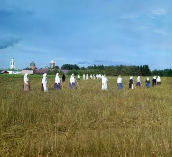 Russian peasant women work on the land during summer in Tsarist Russia 1905
