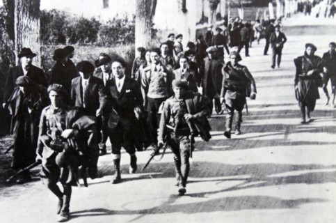 Loyalist Spanish soldiers guard captives