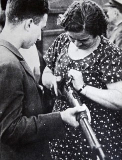 Republican supporters prepare to defend positions in Madrid