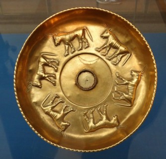 Gold phiale (libation bowl) decorated in relief with six bulls